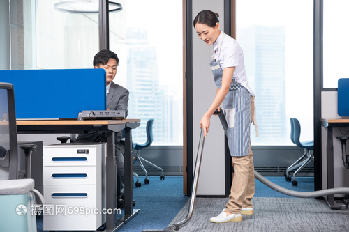 專業(yè)有序 老板指揮保潔人員進(jìn)行地毯深度清潔全記錄